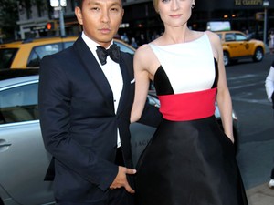 Ha elég sok Gurung-kreációt viselsz, életre kel melletted a tervező!