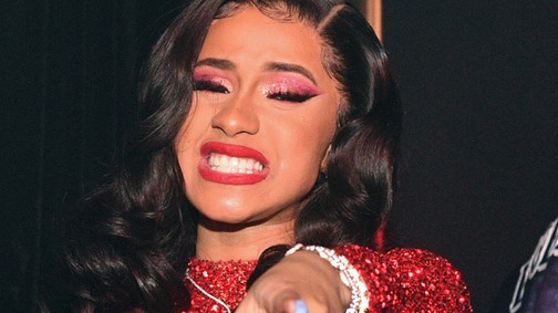 Tömeggyilkosság, vér, puckérkodás, édeshármas - íme Cardi B új klipje