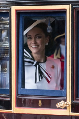 Katalin hercegné Jenny Packham ruhában, Jimmy Choo cipőben, Philip Treacy kalapban és Mulberry táskában jelent meg a nagy brit Trooping the Colour eseményen. Összeállításával azt üzente a világnak, hogy támogatja és szereti a brit divatipar szereplőit. (Egyébként a leendő királyné ezt a ruhát is viselte már, Károly király koronázási hétvégéjén.)