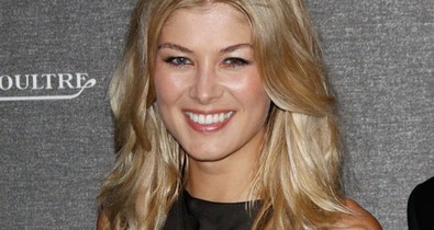 A nő, aki örökre belevéste magát az emlékezetünkbe: Rosamund Pike