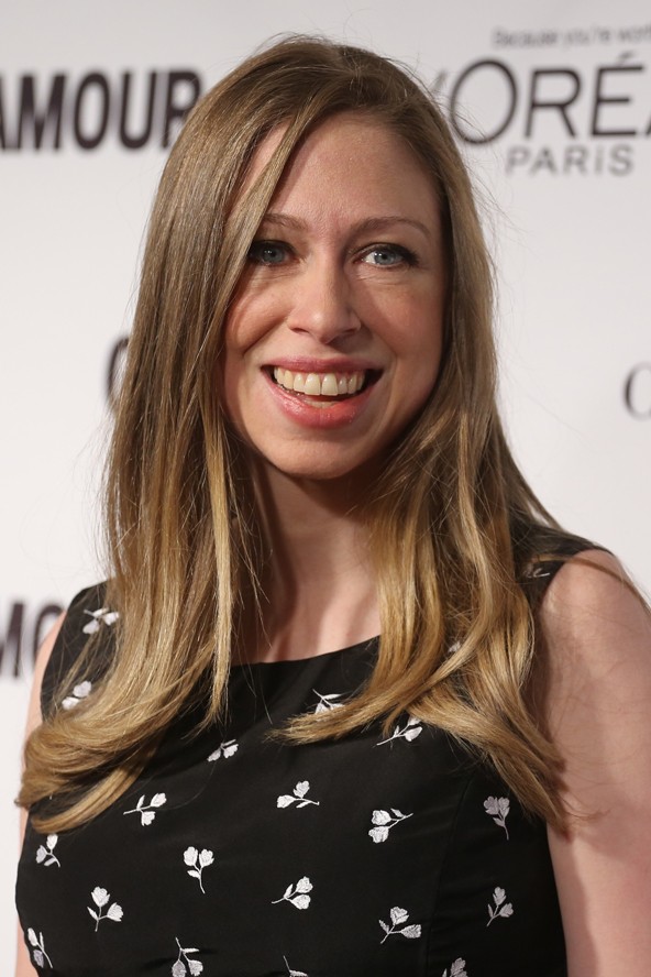 Chelsea Clinton – az egykori amerikai elnök lánya nemcsak cöliákiás, de vegetáriánus is, nem könnyű megoldania az étkezését, de gluténmentesen is lehet finom dolgokat enni, például 2010-es gluténmentes esküvői tortája állítólag isteni volt.