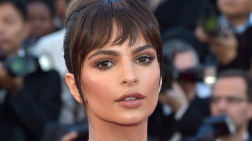 Óriási nyaklánc? Hatalmas cicik - dehogynem vetkőzött Emily Ratajkowski