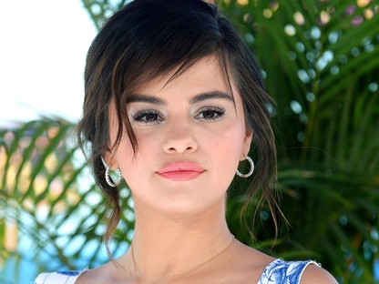 Jézus! Szétretusálták Selena Gomez fejét már megint a Coach kampányában