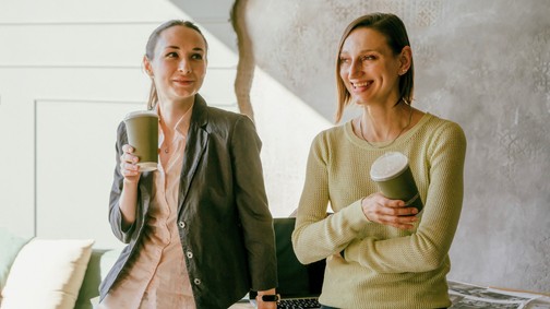 A folyosói pletykák ártalmatlannak tűnnek, mégis alakítják a közösséget, és te sem maradsz ki belőle