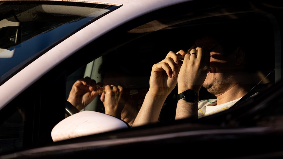 A szembetűző nap csodálatosan megvilágította az autóban araszolók arcát, ezt örökítette meg Soós Bertalan fotós izgalmas sorozatán