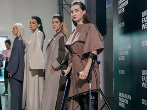 Amputált végtagú katonák léptek a kijevi divathét kifutójára, és ezt minden embernek látnia kell