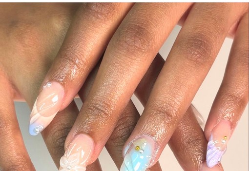 A hibiszkusz körmök visznek mindent augusztusban: varázslatosan szép az új manikűrtrend