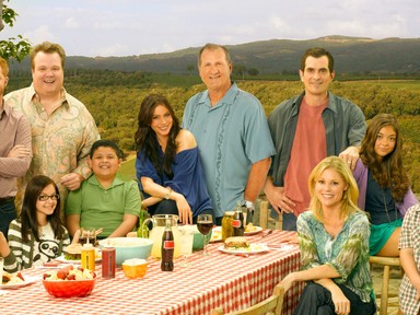 Emlékszel még a kis Luke-ra a Modern Családból? Valami elképesztően sármos férfi lett belőle