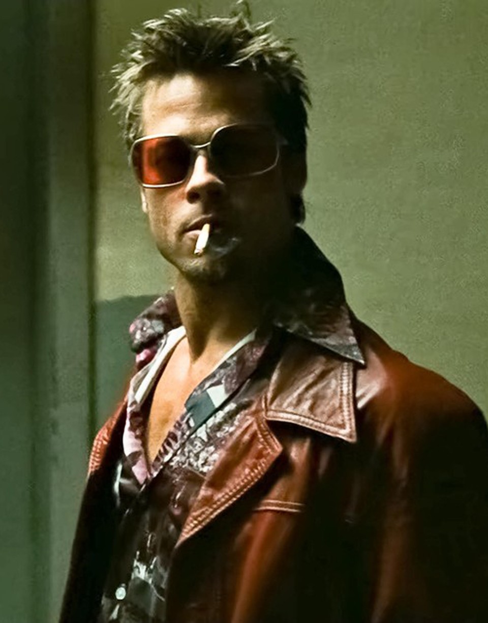  A Harcosok klubja című filmben Tyler Durden karaktere, ruhái, beszólásai mind-mind ikonikusak lettek. A színes szemüveglencsét, az őrült feltűnő fazonok reneszánszát a filmnek köszönhetjük. Brad Pitt egy Oliver Peoples modellt viselt a vásznon.