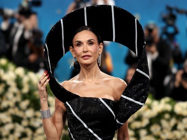 Demi Moore új frizurára váltott: mintha évtizedeket fiatalodott volna a színésznő