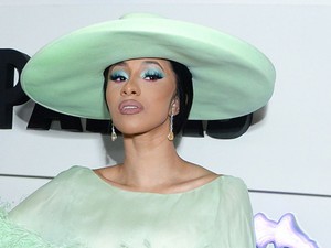 Cardi B őrületes tollruhában