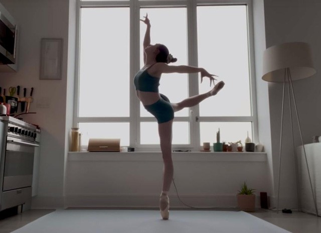 Hipnotikus és gyönyörű: 32 balett-táncos ugyanazt a koreográfiát táncolja otthon