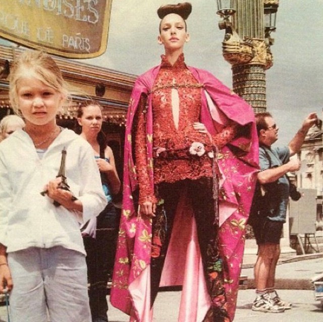 Gigi Hadid ötévesen a francia Vogue magazinban