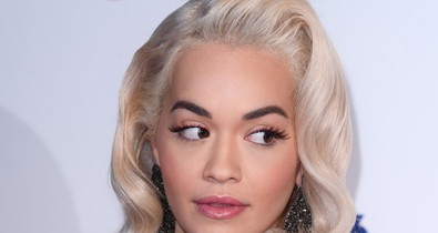 Kész őrület ez a ruha, de Rita Ora isteni benne