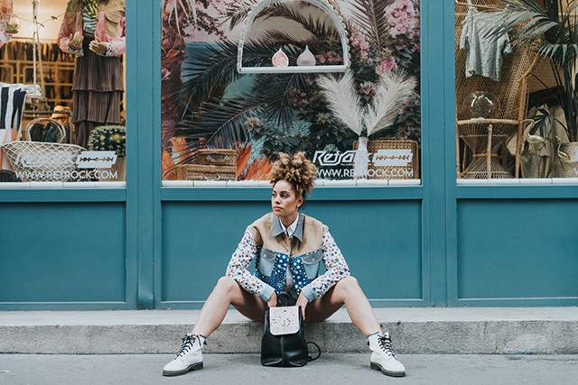 Less be a lakberendező stílusikon anyuka gardróbjába