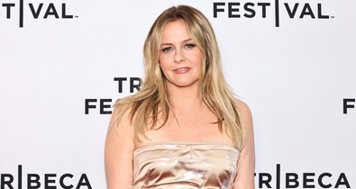 A világ leghatalmasabb ruháját viselte Alicia Silverstone, még az ajtón sem fért át
