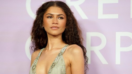 Zendaya átlátszó meztelenfűzője igazi divatkincs, nézd csak!