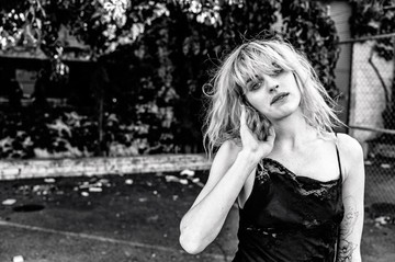 Slimane néhány hete talált rá a 23 éves Kaylára, egy művészeti hallgató lányra és elektronikus zenészre a Viva! Pomona zenei fesztiválon.