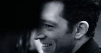 Vincent Cassel Mihalik Enikővel csókolózik