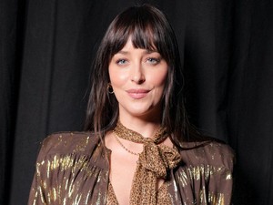 Dakota Johnson köldökig kivágott ruhája maga az álom, óriási feltűnést keltett benne a színésznő