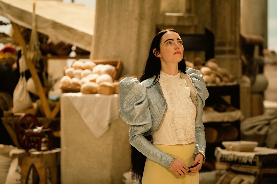 Emma Stone a Szegény párák című filmben