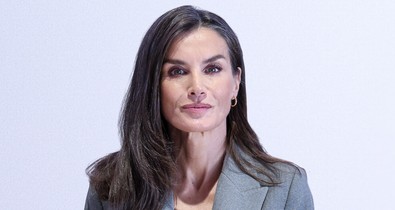 Letícia spanyol királyné legújabb portréja valami álomszép, messze felülmúlja az angol királyi családot