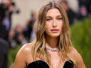 Hailey Bieber megmutatta, milyen egyszerű módszerrel készíti el ezt a laza hullámos frizurát, amit annyira imádunk!
