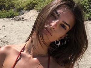 Emily Ratajkowski a legelcsépeltebb tengerparti fotót posztolta, de hopp, belelógott valami a képbe...