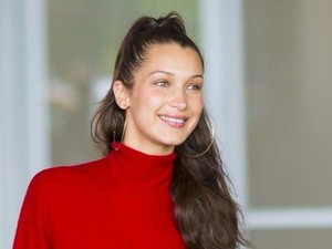 Bella Hadid mellalj villantása az utcán nagyon merész