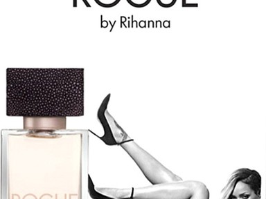 Rihanna egy szál bugyiban reklámozza új illatát