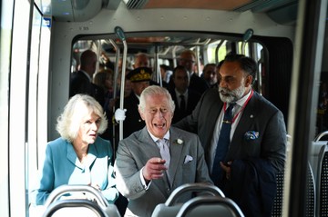 Károly király és Kamilla királyné nem mindennap utazik buszon. A király szemmel láthatóan eléggé élvezi is a dolgot. 