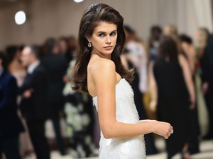Cindy Crawford lánya meztelenruhában lépett a vörös szőnyegre: Kaia Gerber hatalmas feltűnést keltett