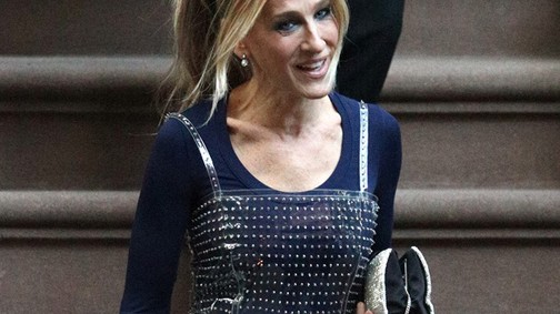 Sarah Jessica Parker teljesen ÁTLÁTSZÓ ruhában a vörös szőnyegen!