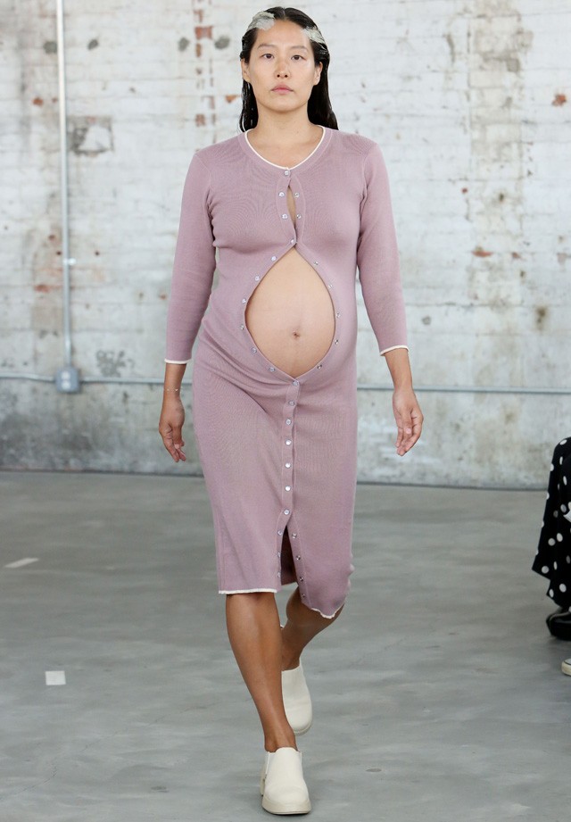 Mia Ruth Lee nyolchónapos várandósan a kifutón