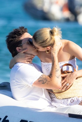 Amikor Saint-Tropez-ban nyaraltak, a lesifotósok előtt sem féltek szenvedélyes csókot váltani egymással. (2022)