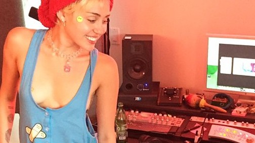 Miley Cyrus csak egy bimbótapaszban!