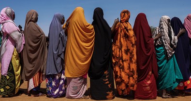 „A lepedő vértől csatakos. A kislány egyre csak sikít. Hangja a szívemig hatol” - Legalább 200 millió nő él csonkított nemiszervvel - de miért olyan nehéz megszüntetni?