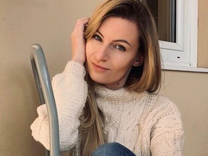 A Kuglófoslány ma a tél kötelező ruhadarabját viseli