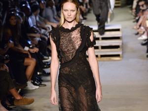 Hatalmasat esett Candice Swanepoel a Givenchy bemutatóján