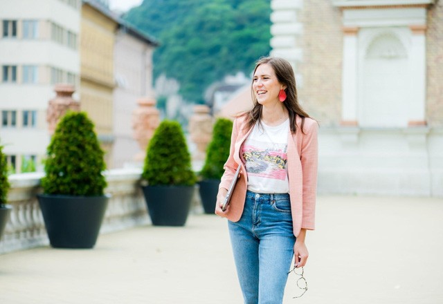 Fülbevaló: Mango / Blézer: Mango / Póló: Uniqlo / Farmer: Mango / Cipő: Mango