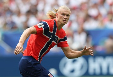 Kész csoda, amit a mindössze 25 éves Erling Haaland véghezvitt, hiszen élete legelső világbajnokságán máris 7 alkalommal talált be az ellenfelek hálójába.