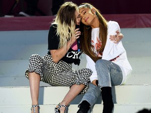 Megveheted Ariana Grande manchesteri jótékonysági koncerten viselt pulcsiját!