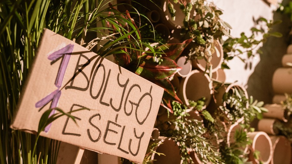 A GLAMOUR BOOK bookazine a jövőről szól és a változásra, változtatásra inspirál. Egyfajta időkapszula, ami 2022-ről szól. ne maradj le róla!