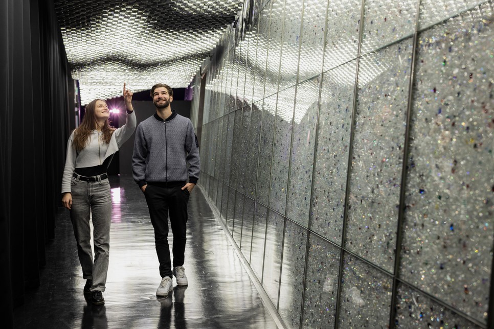 A Swarovski Kristallwelten múzeum új kamrája a Kristallstimmen, melyben Rafael Lozano-Hemmer apró kristályokkal megtöltött hangszórókba zárta a Swarovski munkatársak hangját, és te alájuk állva meghallgathatod