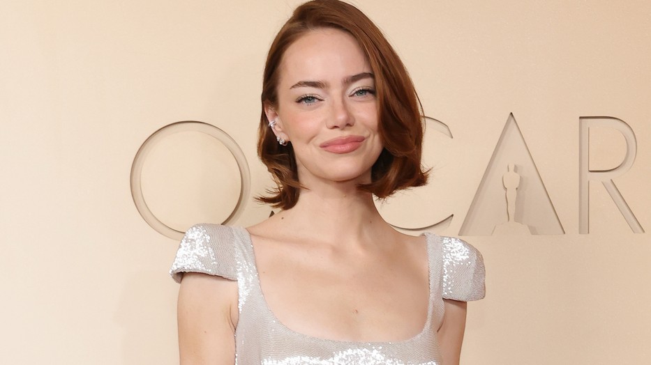 NYITO A kétszeres Oscar-díjas színészt a Bugonia című filmben nyújtott alakításáért jelölték, így valószínűleg nagy körültekintéssel választotta ki ezt a csodás Louis Vuitton-ruhát, amelynek elkészítése több mint 600 órát vett igénybe.