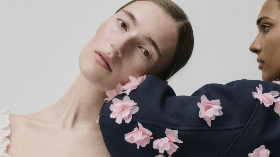 Az ökofeminizmus a feminizmus és az ökológiai gondolkodás egyesítésére törekszik. Felismeri a nemek egyenlőtlensége és a természet kizsákmányolása közötti összefüggéseket.