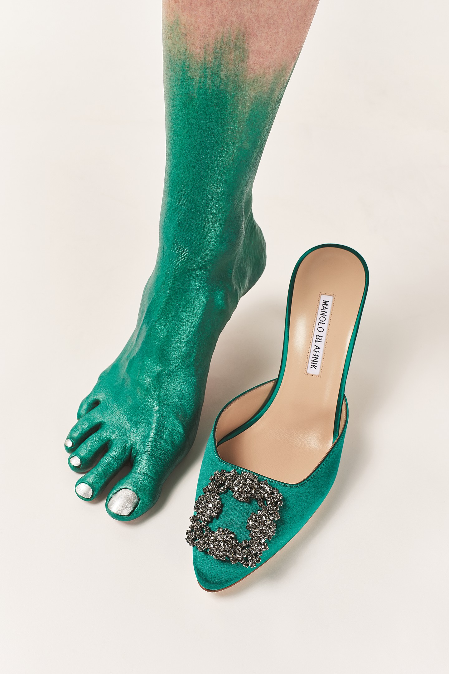 MANOLO BLAHNIK - Nincs nő, aki ne ismerné MANOLO BLAHNIK ikonikus cipőit. Nem csak Carrie Bradshaw kedvenc darabja volt a Szex és New York című sorozatban, de Diana hercegnő is Manolo bűvös lábbelijét választotta 1994-ben ahhoz a bizonyos bosszúruhához. A cipő, ami örökké a divatvilág része lesz. Cipő: MANOLO BLAHNIK net-a-porter.com