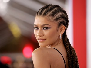 Itt az ideje, hogy beépítsd ezt a darabot az őszi gardróbodba, vegyél példát Zendayáról