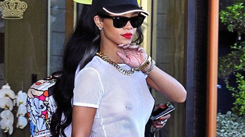 Íme, Rihanna mellbimbója