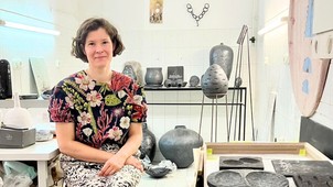 Ember Sári képzőművész munkái segítenek emlékezni egy olyan világban, amelyben talán már magát az emlék szót is kezdjük elfelejteni